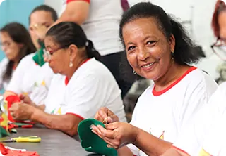 Beneficiárias do Projeto Vem Ser confeccionando diversos produtos