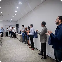 Entrega de brindes nas sacolas confeccionadas pelo Projeto Vem Ser